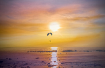Extreme air sport on sunset on sea