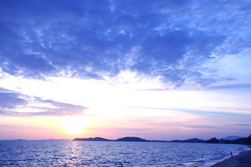 Fototapeta na wymiar Ocean beaches, beautiful sunset sky.