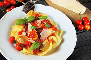 Tortellini with tomato and basil sauce