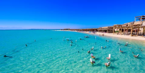 Fototapeten Orange Bay Beach mit kristallklarem azurblauem Wasser und weißem Strand - paradiesische Küste der Insel Giftun, Mahmya, Hurghada, Rotes Meer, Ägypten. © Simon Dannhauer