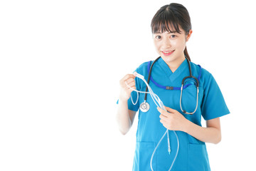 点滴を使う笑顔の若いナース