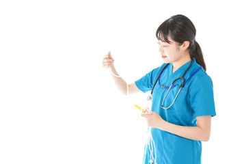 点滴を使う笑顔の若いナース