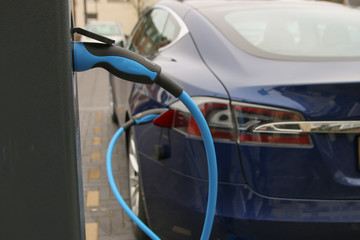 Fototapeta premium electric car and at plug in charge station
