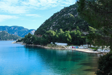 Obraz premium Summer holiday concept: view of the bay and mountains, selective focus