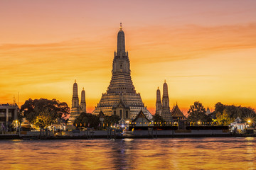 Naklejka premium golden hour at wat arun temple in bangkok, thailand(Temple Of Dawn)