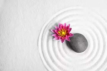 Zelfklevend Fotobehang Zen Zentuin. Mooie lotusbloem, steen en ruimte voor tekst op wit zand, plat gelegd