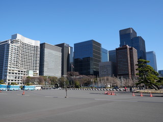 ２０２０年東京オリンピックの年の東京の風景　元日の丸の内のビル群の風景