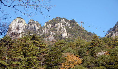 Huangshan-Berg in der Provinz Anhui, China. Schöne Berglandschaft mit Bäumen und Yungu-Seilbahn. Huangshan (Gelber Berg) ist berühmt für seine schroffen Klippen, hohen Gipfel und bewaldeten Hänge.