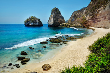 Fototapeta na wymiar The beautiful diamond beach in Nusa Penida, Bali, Indonesia