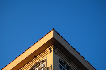 Fototapeta na wymiar building with blue sky during sunset