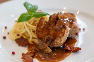  spaghetti with beef steak on plate