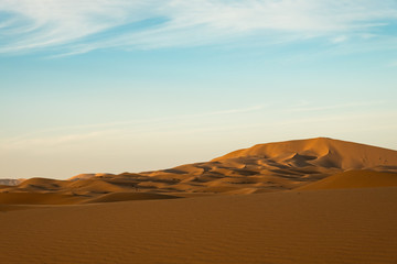 Fototapeta na wymiar Atardecer en el desierto con dunas de fondo. Erg Chebbi, Marruecos.