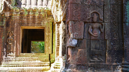 Fototapeta na wymiar Stone rock carving art at Banteay Kdei, part of the Angkor wat complex in Siem Reap, Cambodia
