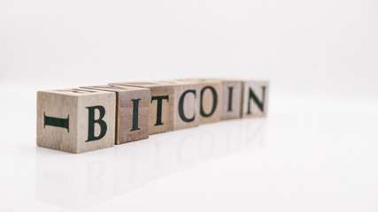 Bitcoin BTC Schriftzug Buchstaben vor weißem Hintergrund