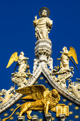 Obraz premium Marble statues on top of the Basilica and Cathedral of San Marco in Venice, Italy