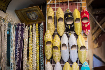 Obraz premium Babouches shoes in the shop of a merchant in the souk of the medina of Fes in Morocco