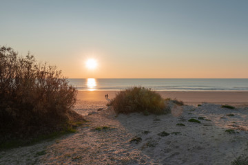 Atardecer en la playa de Costa Ballena, en la localidad de Rota, provincia de Cádiz, España.