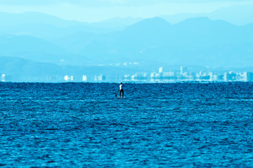 Obraz premium 海原を孤独に行く