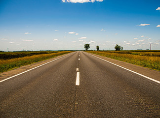 autopista sin fin con cielo celeste