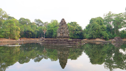 Obraz premium Landscape view with reflection of Neak Pean or Neak Poan in Angkor Wat complex, Siem Reap Cambodia