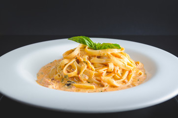 pasta italiana con salsa rosa