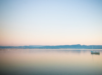 bateau ancien de pêche sur la mer méditerranée à l'aube