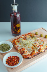 pizza cuadrada de queso mozzarella 