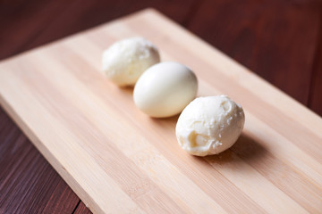 Comparison of boiled eggs easily and hard peeled.