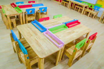 Fototapeta na wymiar Desks and chairs in the kindergarten classroom.