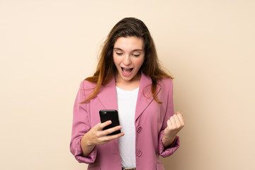 Fototapeta premium Young brunette girl with blazer over isolated background surprised and sending a message