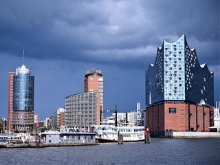 Hamburger Hafen mit Elbphilharmonie und Schiffen vor der Speicherstadt bei wolkenbedekten Himmel...