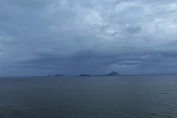 ilhas cagarras com nuvens escuras de chuva 