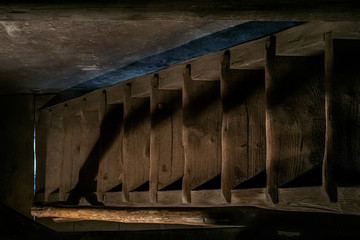 Alte, ausgetretene Holztreppe in Kirchturm in der Draufsicht