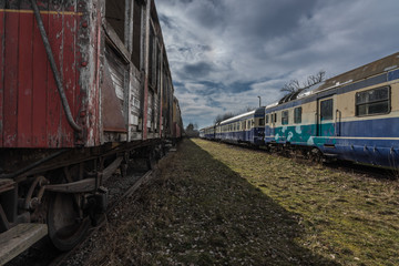 Obraz premium alte verlassene zuege auf einem abstellgleis