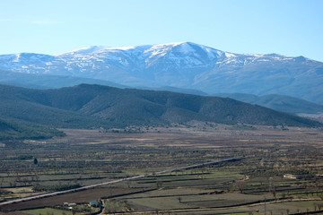 Naklejka premium Scenic view of Sierra Nevada mountains with snow peaks