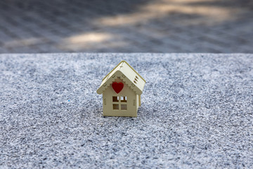 Obraz na płótnie Canvas modello di casa di legno con cuore rosso, concetto di real estate