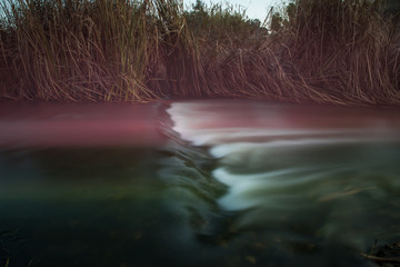 Fondo de río en movimiento con corriente