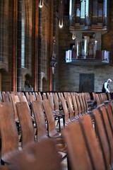 Leere Stuhlreihen in einer alten Kathedrale, Kirche (Dom Bremen)