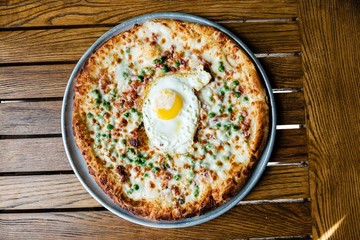 Cheese pizza with an egg