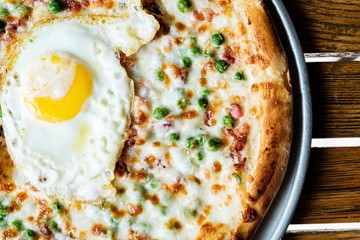 Cheese pizza with an egg