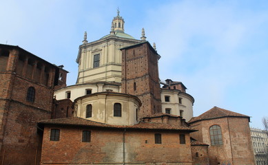 Fototapeta na wymiar Chiesa di San Lorenzo a Milano in inverno