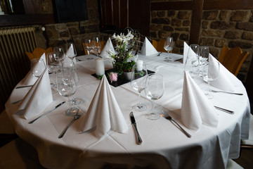 Tischdekoration im Restaurant für eine Hochzeit / table decorations in a restaurant for a wedding