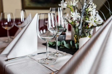Tischdekoration im Restaurant für eine Hochzeit / table decorations in a restaurant for a wedding