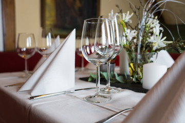 Tischdekoration im Restaurant für eine Hochzeit / table decorations in a restaurant for a wedding