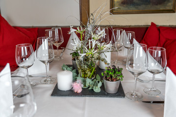 Tischdekoration im Restaurant für eine Hochzeit / table decorations in a restaurant for a wedding