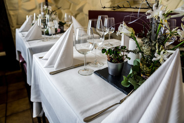 Fototapeta na wymiar Tischdekoration im Restaurant für eine Hochzeit / table decorations in a restaurant for a wedding