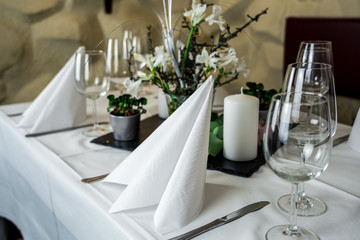 Tischdekoration im Restaurant für eine Hochzeit / table decorations in a restaurant for a wedding