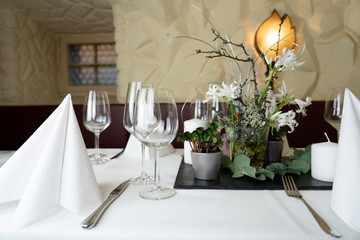 Tischdekoration im Restaurant für eine Hochzeit / table decorations in a restaurant for a wedding