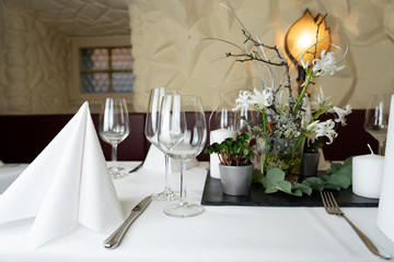 Tischdekoration im Restaurant für eine Hochzeit / table decorations in a restaurant for a wedding