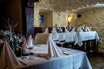 Tischdekoration im Restaurant für eine Hochzeit / table decorations in a restaurant for a wedding